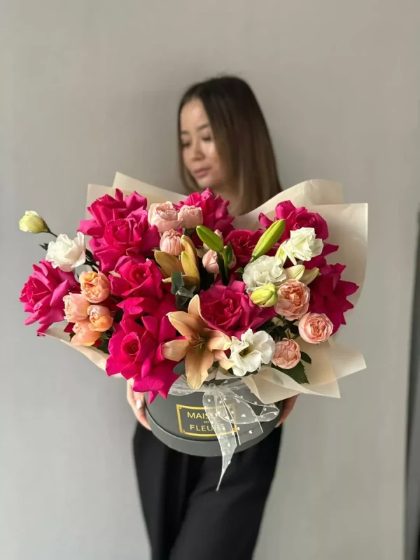 Композиция "Serendipity Symphony" — Композиция "Serendipity Symphony" — цветочная композиция в коробке из эустомы, лилий и роз, оформленная как…